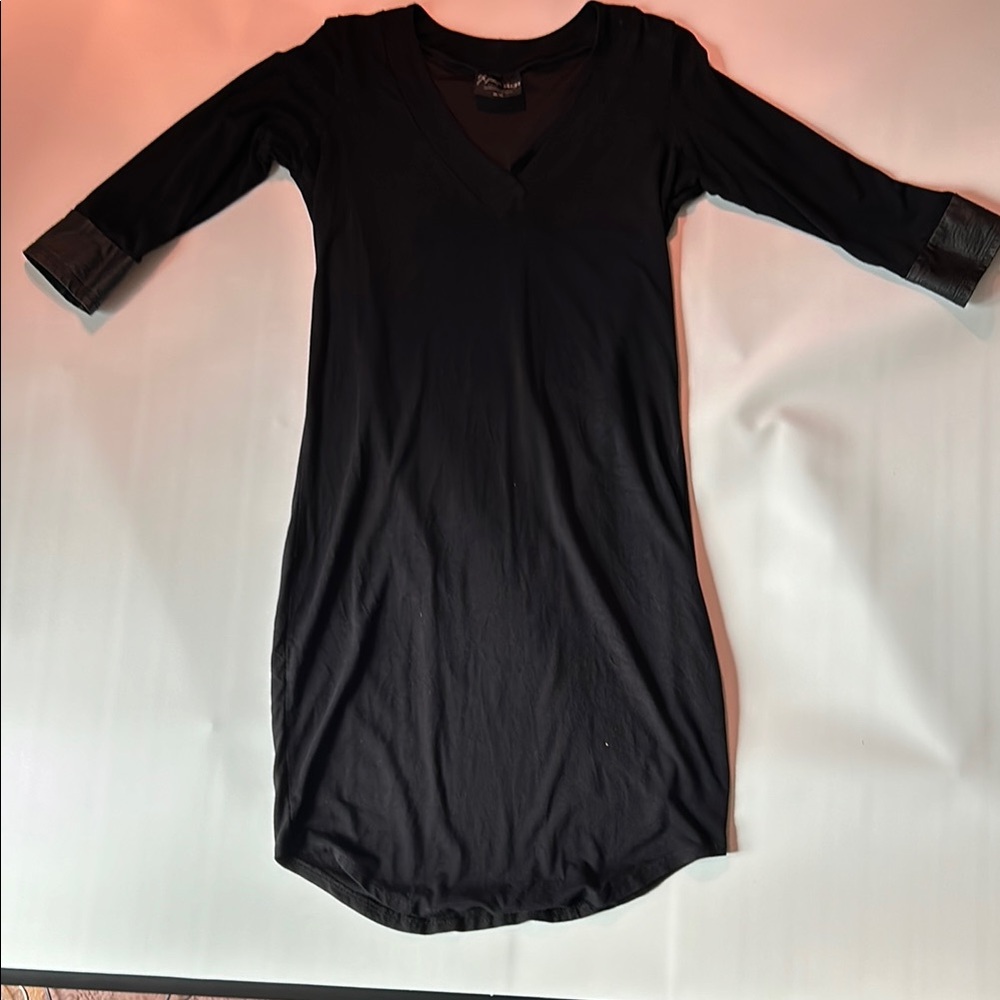 Elegant Black Sheath Dress with V-Neck and Cuffed Sleeves - Picture 1 of 2